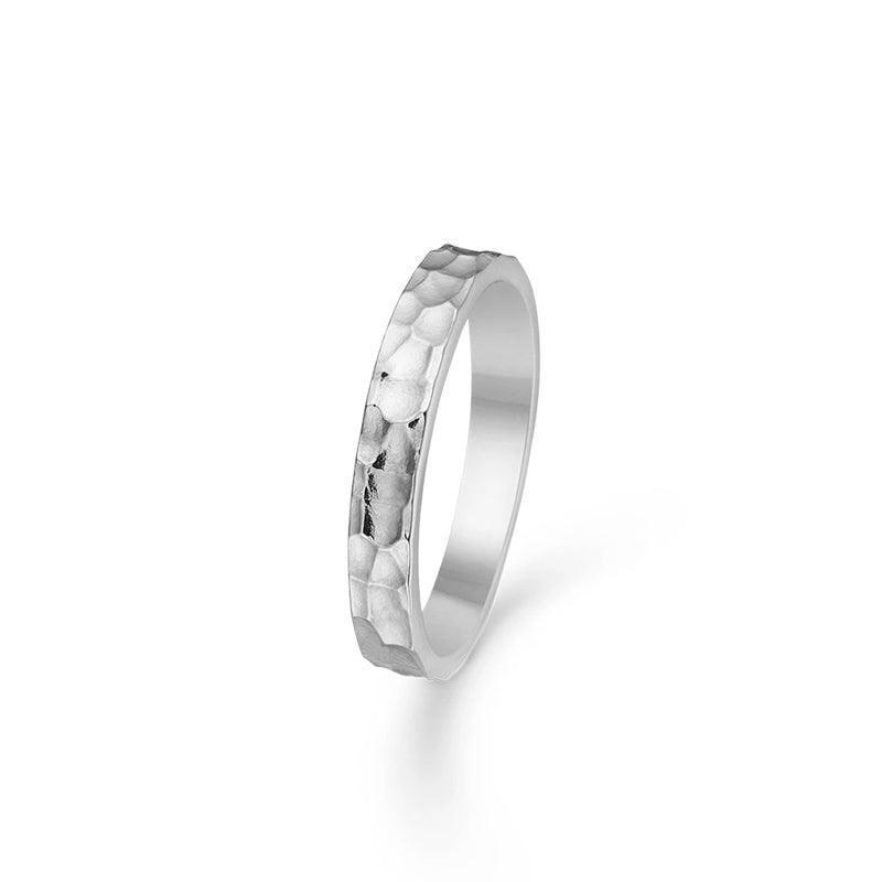 Mads Z Silver Poetry Hammer-ring met gehamerd oppervlak in zilver, elegante en eenvoudige stijl. Model 2140032-001