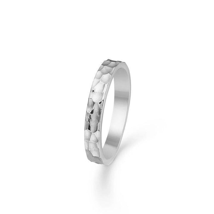 Mads Z Silver Poetry Hammer-ring met gehamerd oppervlak in zilver, elegante en eenvoudige stijl. Model 2140032-001