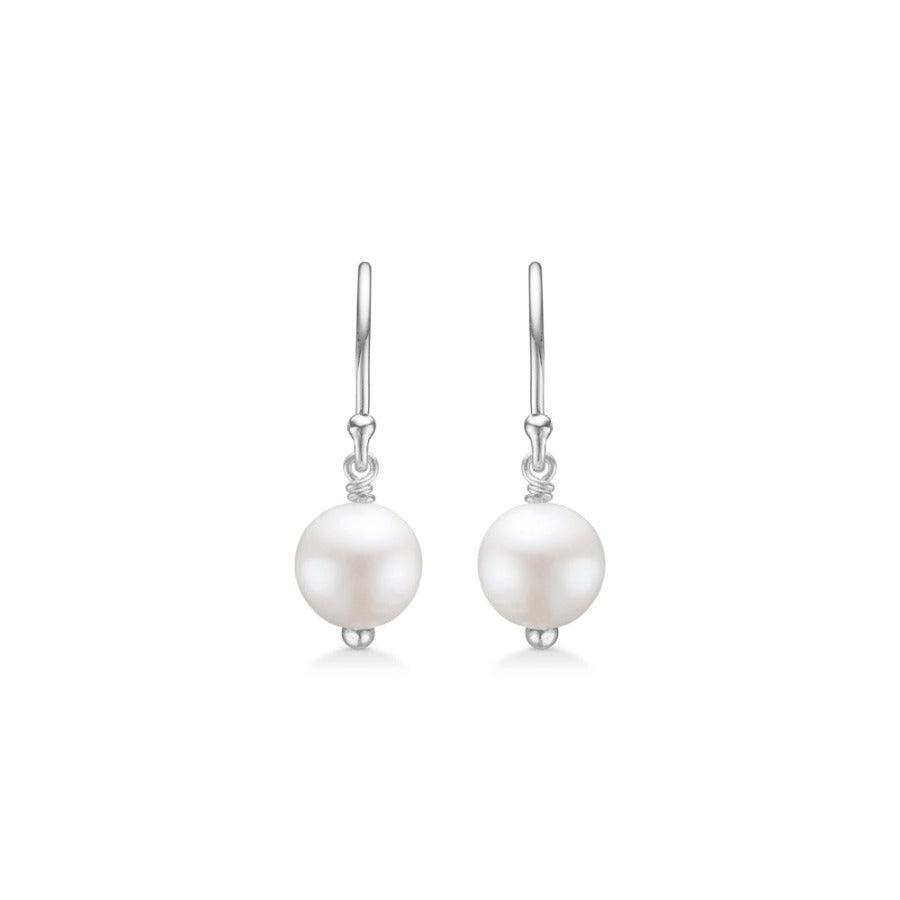 Mads Z Treasure Earrings tonen elegante zilveren oorbellen met ronde witte parels. Modelnummer 2113005-2113005-1