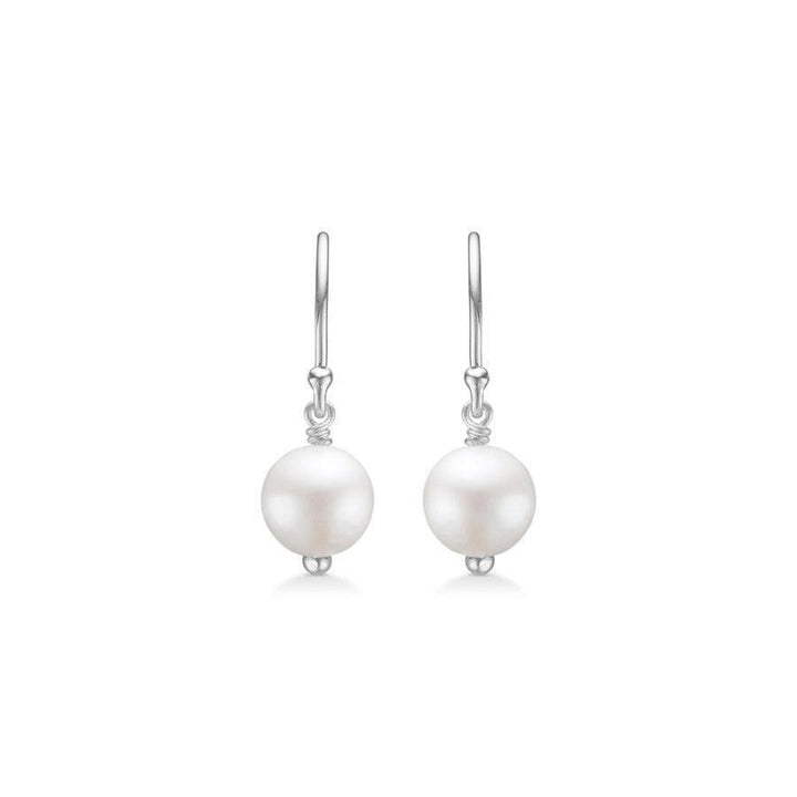 Mads Z Treasure Earrings tonen elegante zilveren oorbellen met ronde witte parels. Modelnummer 2113005-2113005-1