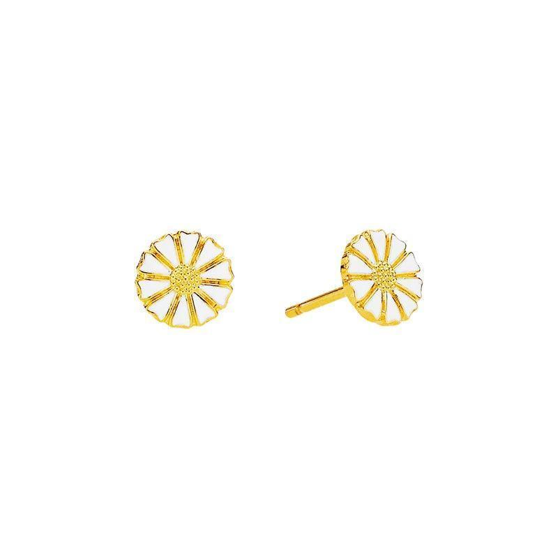 Daisy Gold Plated Studs 7,5 mm toont een paar kleine madeliefvormige studs in goudkleurig metaal. Model 909075-4-M