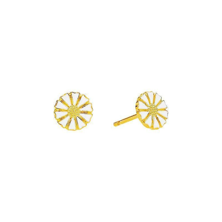Daisy Gold Plated Studs 7,5 mm toont een paar kleine madeliefvormige studs in goudkleurig metaal. Model 909075-4-M