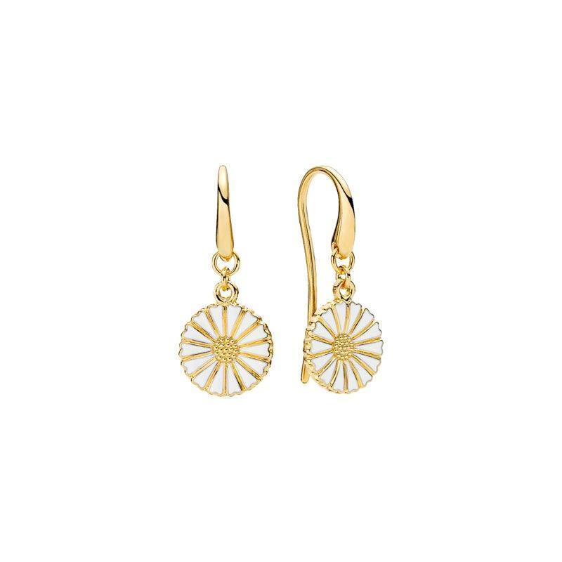 Daisy Earrings Gilded Gold toont elegante madeliefvormige oorbellen in verguld goud met witte details. Model 909011-2-M