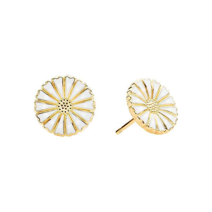 Daisy Earrings Gold Plated 11mm toont een set madeliefjebloemoorbellen in wit emaille en verguld, Model 909011-4-M
