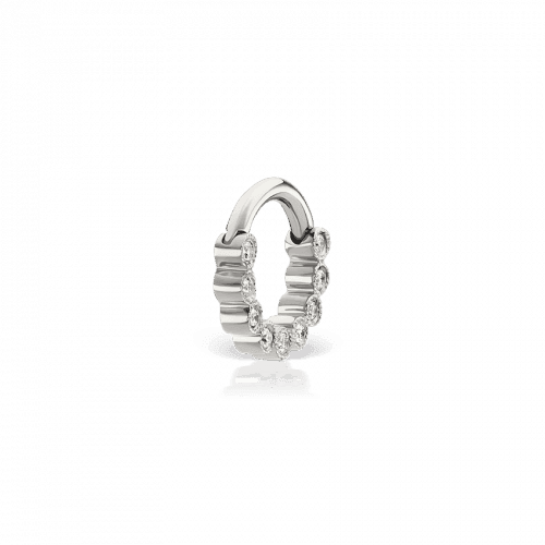 Maria Tash 16G 6,5 mm diamanten geschulpte horizontale Eternity Clicker-sieraden in zilverlook met diamanten details. Model XSCETH1665G-W