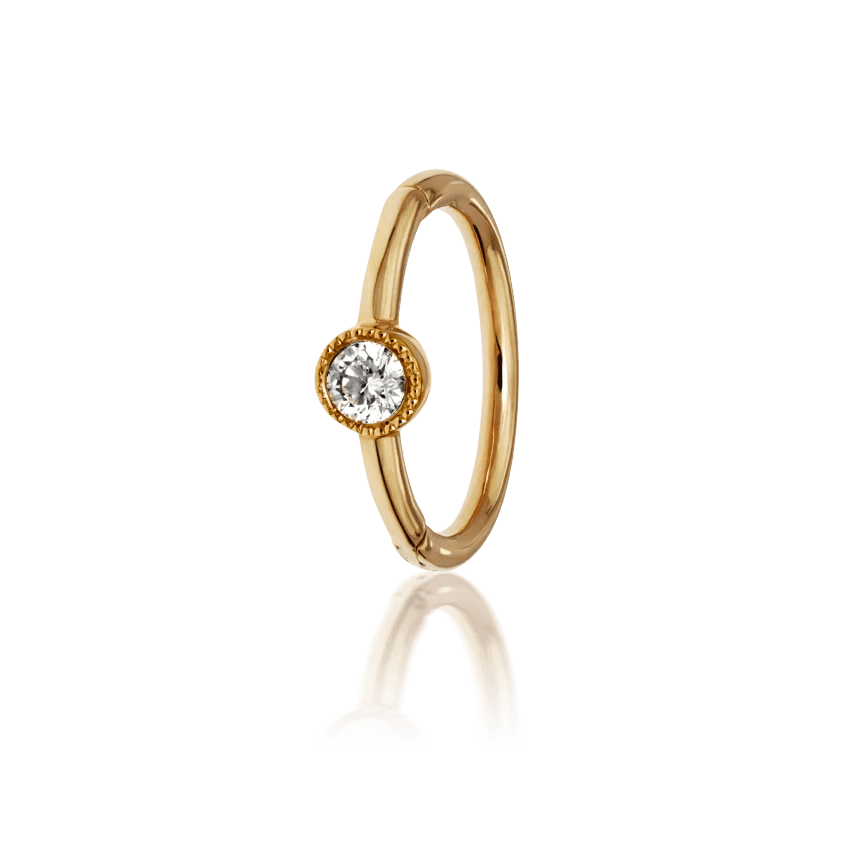 Maria Tash 8 mm geschulpte Diamond Hoop Clicker in geel goud met één diamantdetail, model xrscd-yg-d8-1.