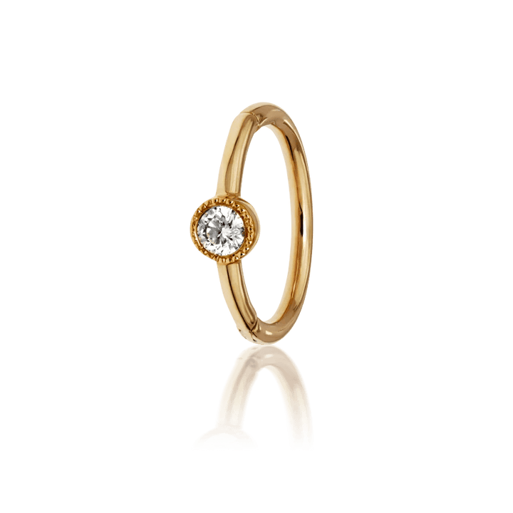 Maria Tash 8 mm geschulpte Diamond Hoop Clicker in geel goud met één diamantdetail, model xrscd-yg-d8-1.