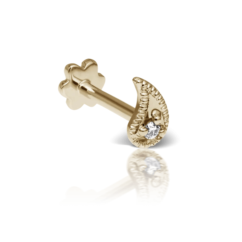 Maria Tash Diamond Paisley Threaded Stud Left wordt weergegeven als een kleine gouden stud met diamant en gedetailleerd patroon, model xpaisld-yg-w5-l-001-1.