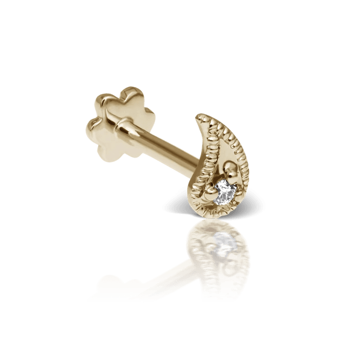 Maria Tash Diamond Paisley Threaded Stud Left wordt weergegeven als een kleine gouden stud met diamant en gedetailleerd patroon, model xpaisld-yg-w5-l-001-1.