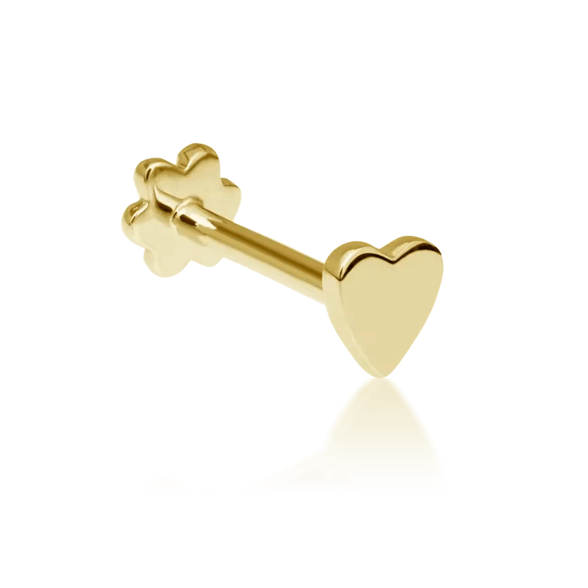 De Maria Tash Heart Threaded Stud wordt weergegeven als een glanzende hartvormige stud in helder goud. Model xheart-yg-w3-001-1.