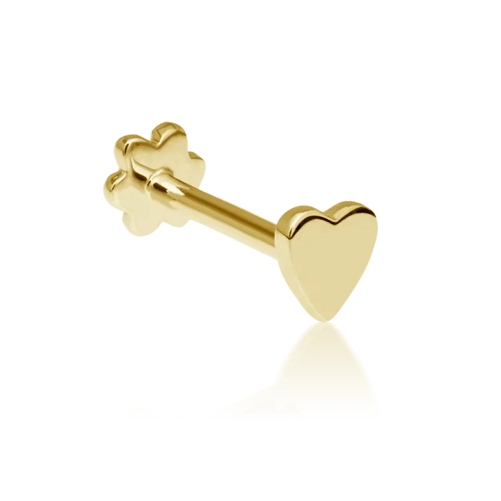 De Maria Tash Heart Threaded Stud wordt weergegeven als een glanzende hartvormige stud in helder goud. Model xheart-yg-w3-001-1.