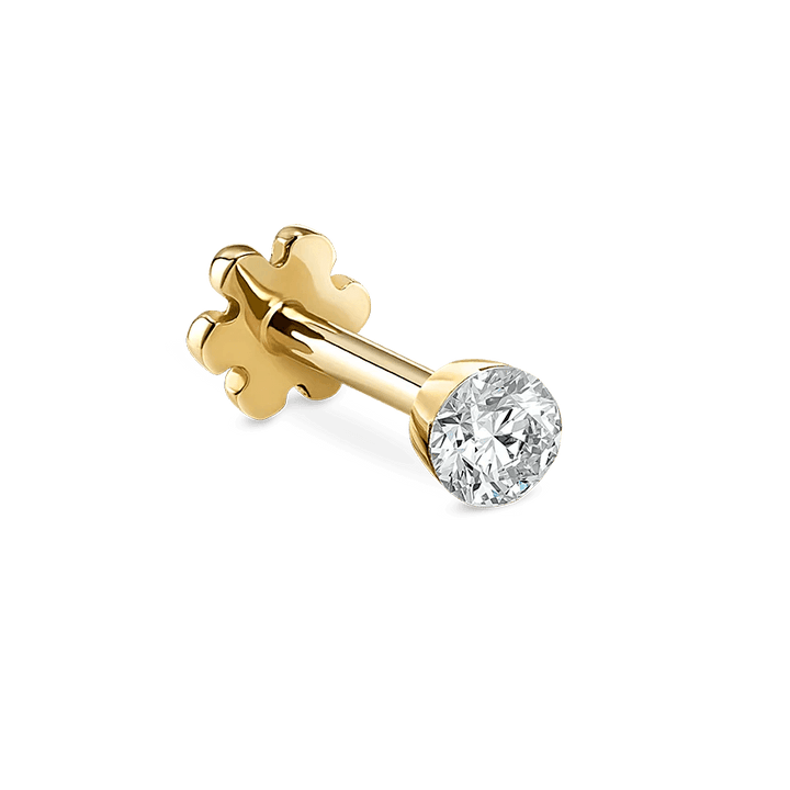 Maria Tash Invisible Set Diamond 2mm in goud met ronde briljant, detailfoto van oorbellen. Model XIVD-YG-W2-001-1.