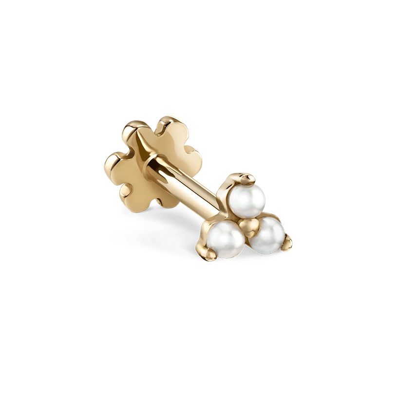 Maria Tash Pearl Trinity Stud in goud met drie kleine witte parels, minimalistische detailfoto. ModelXTRPE-YG-W3-001