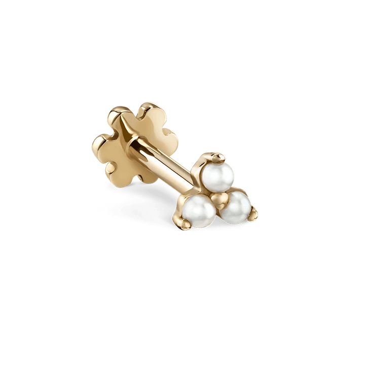 Maria Tash Pearl Trinity Stud in goud met drie kleine witte parels, minimalistische detailfoto. ModelXTRPE-YG-W3-001