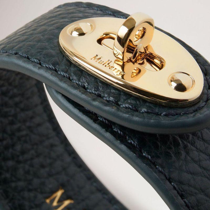 Mulberry armband Bayswater leer mulberry groen met gouden gesp, detail slot. ModelQB2157205Q633