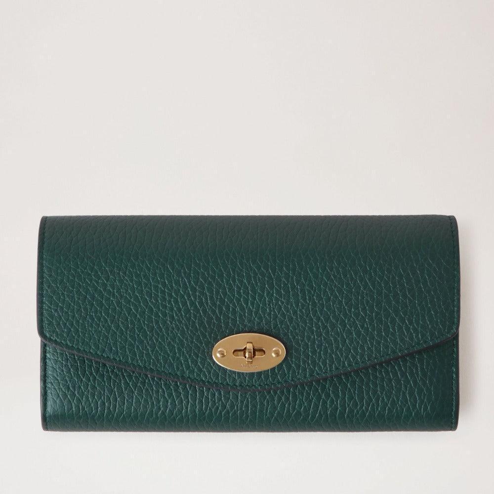 Mulberry Darley Portemonnee zwaar graan Mulberry Groen toont een groene portemonnee van structuurleer met een goudkleurig sluitmechanisme. ModelRL6538736Q633