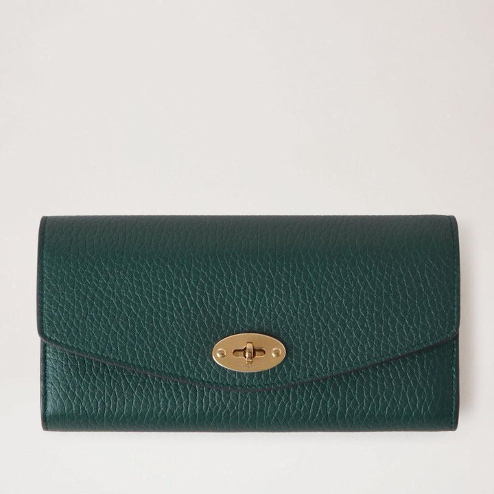Mulberry Darley Portemonnee zwaar graan Mulberry Groen toont een groene portemonnee van structuurleer met een goudkleurig sluitmechanisme. ModelRL6538736Q633