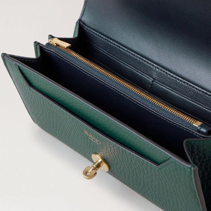 Mulberry Darley Portemonnee zwaar graan Mulberry Groen toont een mooie groene tas van sterk leer, ritssluiting en gouden gesp. ModelRL6538736Q633