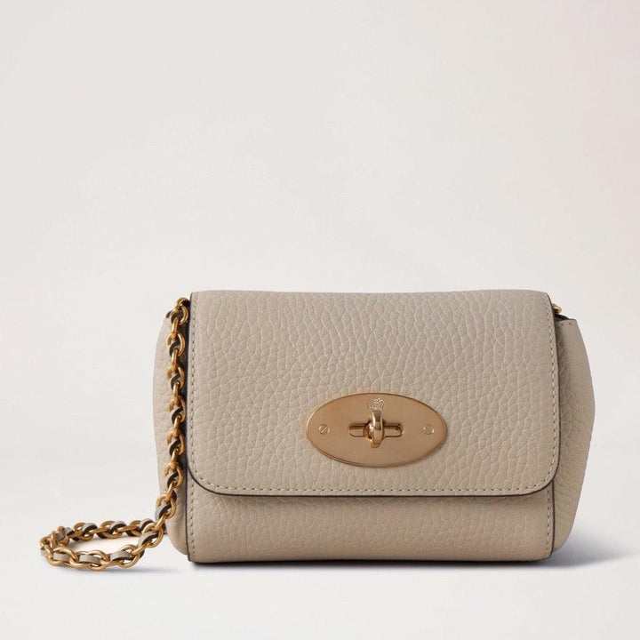 Mulberry Mini Lily Chalk, elegante lichtgrijze leren tas met goudkleurige ketting en sluiting. ModelRL7749736W160