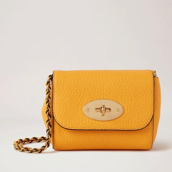Mulberry Mini Lily Double Yellow wordt hier gepresenteerd in getextureerd geel leer met een gouden kettingriem. Modelrl7749736p677-1