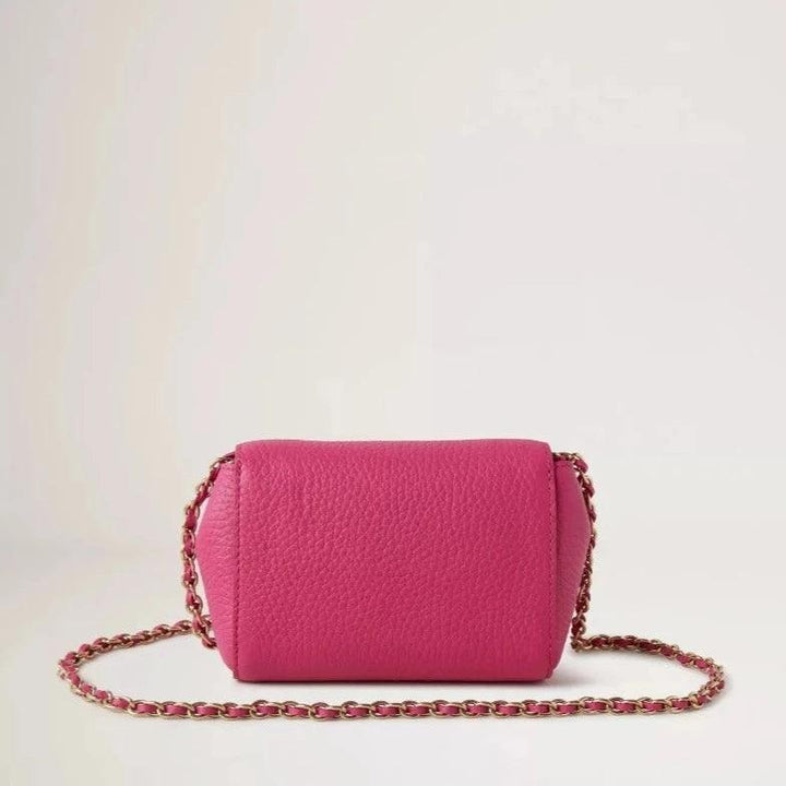 Mulberry Mini Lily mulberry pink toont een elegant, klein schoudertasje in roze leer met een gouden ketting. ModelRL7749736J191