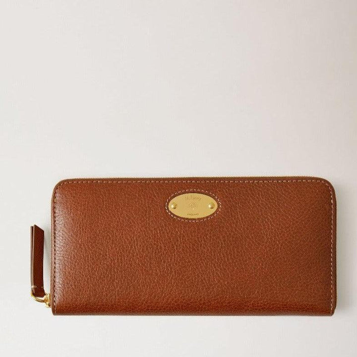 mulberry-plaque-8-cc-rits-portemonnee-legacy in bruin leer met goudkleurig label, vooraanzicht. ModelRL7043275G110