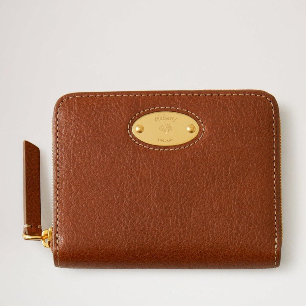 Mulberry Plaque Small Zip Around eikenkleurige portemonnee van glad leer met goudkleurige metalen plaat. ModelRL7083275G110
