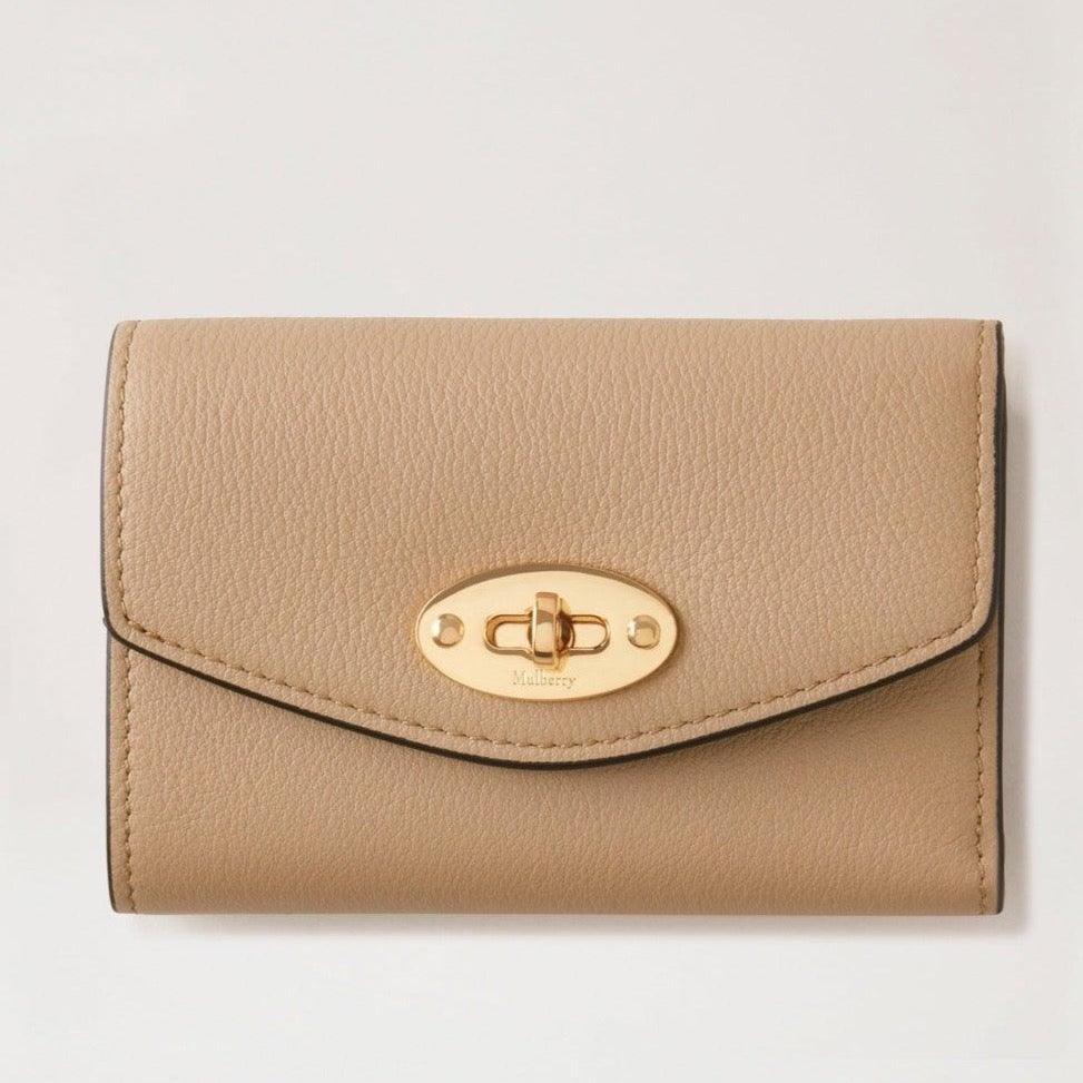 Mulberry Portemonnee Darley Gevouwen Multi-Card Wallet Maple heeft een lichtbeige leren portemonnee met een gouden gesp. ModelRL7736657E631
