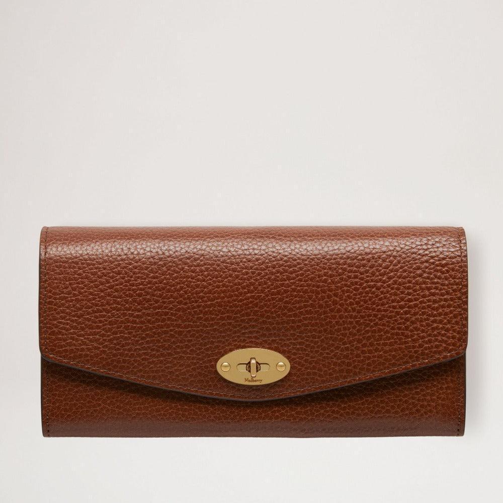Mulberry Portemonnee Darley Portemonnee van bruin leer met reliëf en gouden gesp, vanaf de voorkant gezien. ModelRL7415552G110