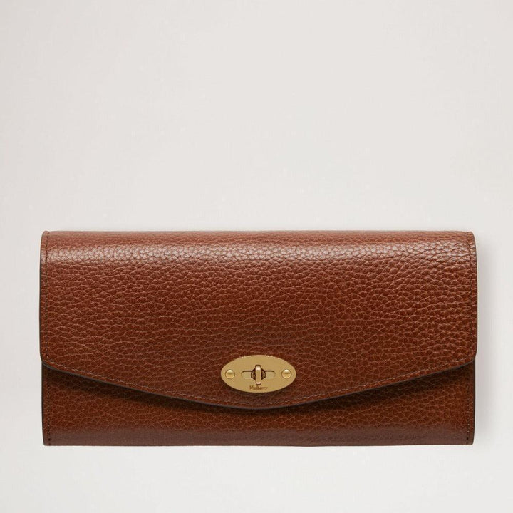 Mulberry Portemonnee Darley Portemonnee van bruin leer met reliëf en gouden gesp, vanaf de voorkant gezien. ModelRL7415552G110