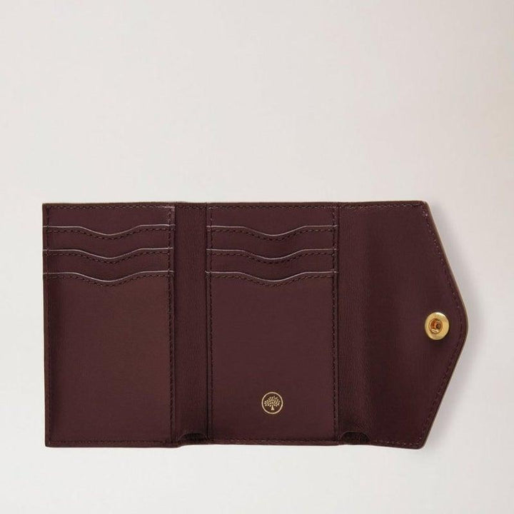 Mulberry Wallet Folded Multi Card Wallet Balck toont een gevouwen portemonnee in donkerbruin leer met kaarthouders en gouden details. ModelRL6447205A100.