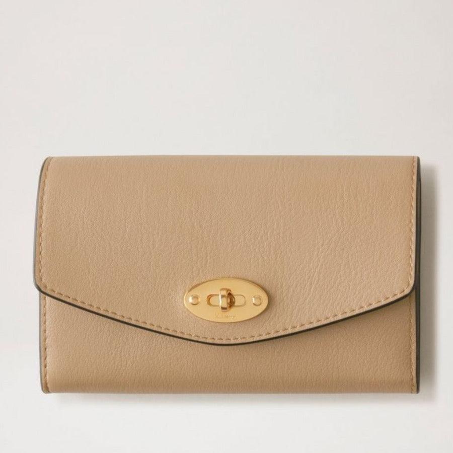 Mulberry Portemonnee medium Darley Portemonnee van lichtbruin leer met goudkleurige draaisluiting, model RL7735657E631.