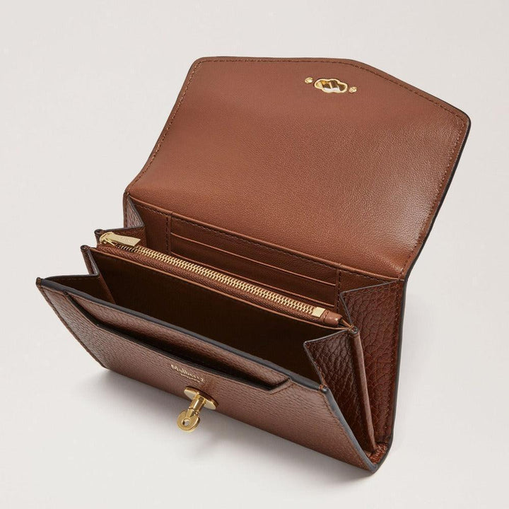Mulberry Portemonnee medium Darley Portemonnee Eiken toont de binnenkant van de portemonnee met vakken, ritssluiting en messing details. ModelRL7416552G110.