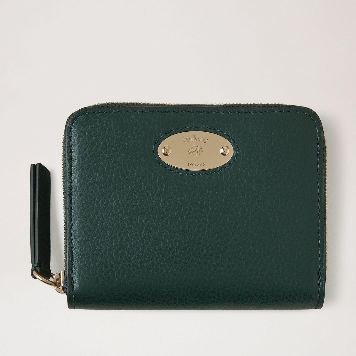Mulberry Wallet Plaque Small Zip Wallet van donkergroen leer met goudkleurige plaat aan de voorzijde. ModelRL5680-205Q633