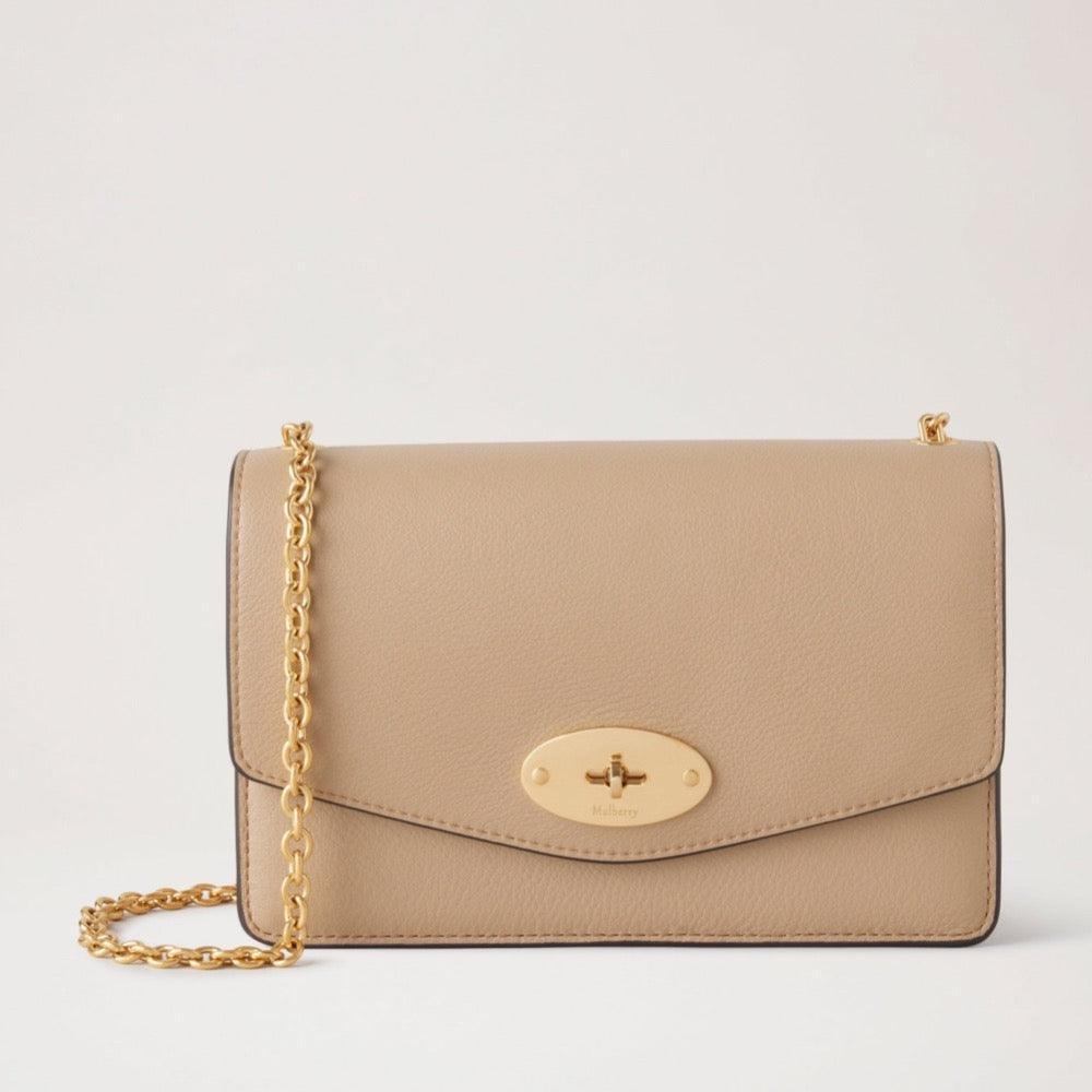 Mulberry Klein Darley Zijdeachtige kalfsesdoorn van beige leer met gouden kettingriem en klassieke gesp. ModelRL7463657E631.