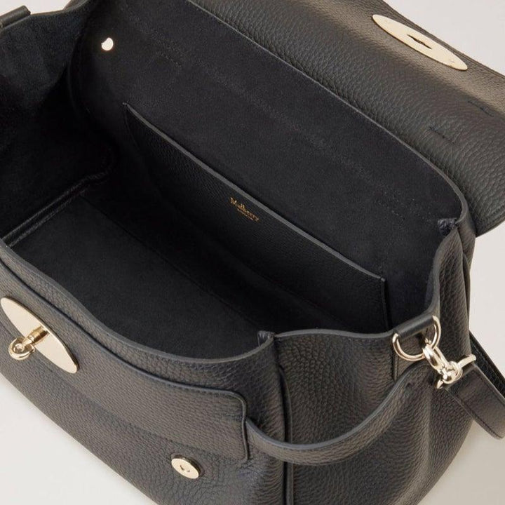 Mulberry Tas Alexa Black Heavy Grain toont een ruim zwart lederen interieur met goudkleurige details.