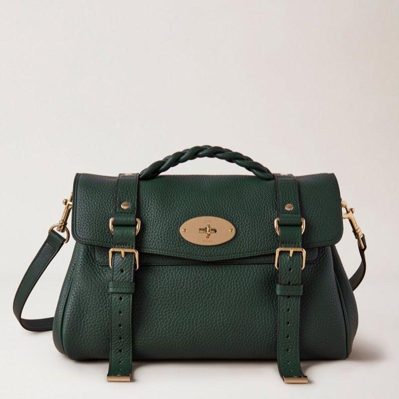 Mulberry Tas Alexa Green Heavy Grain toont een elegante donkergroene leren tas met gouden details. ModelHH6746/736Q633.