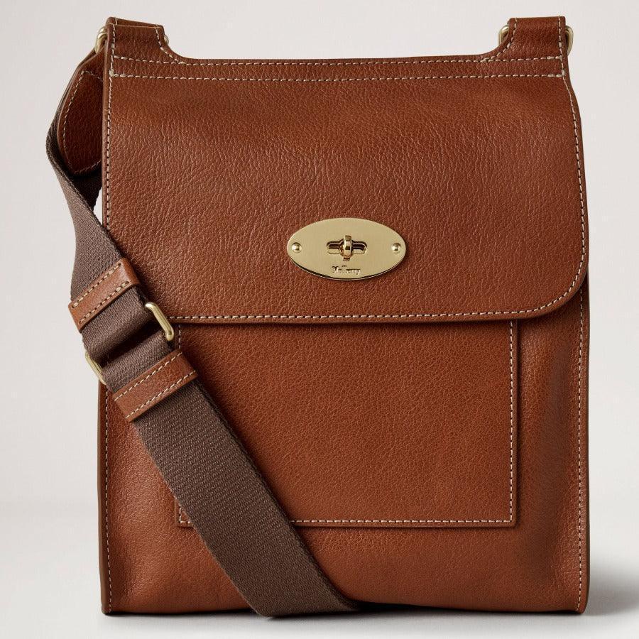 Mulberry Zak Antony Eiken erfenis NVT in bruin leer met gouden gesp en brede verstelbare riem. ModelHH7952275G110