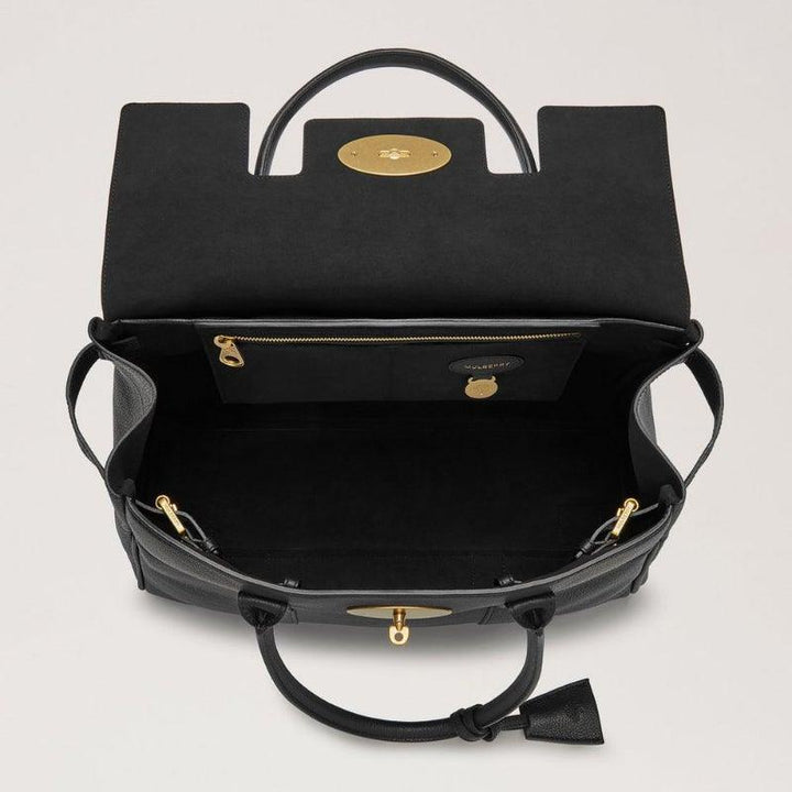 Mulberry Zak Bayswater Black Classic Grain toont een ruim, zwart interieur met gouden details. ModelHH2873205A217