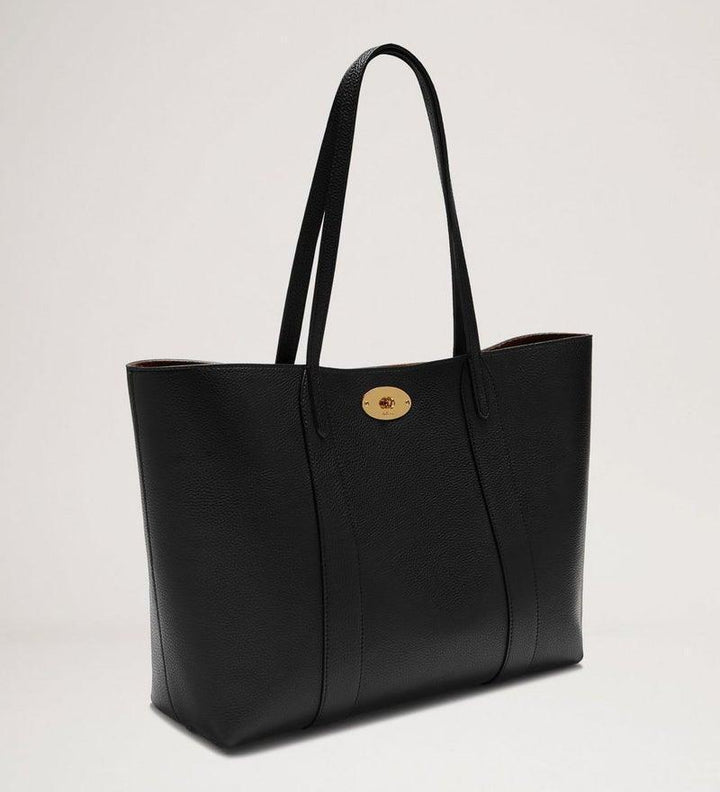 Mulberry Zak Bayswater Tote Classic Grain Black toont een zwarte leren tas met gouden detail. ModelHH4589205A330.