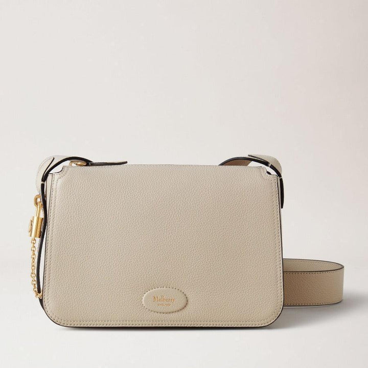 Mulberry Tas Billie Chalk Small Classic Grain toont een klein beige schoudertasje van leer met goudkleurige details. Modelhh8301205w160