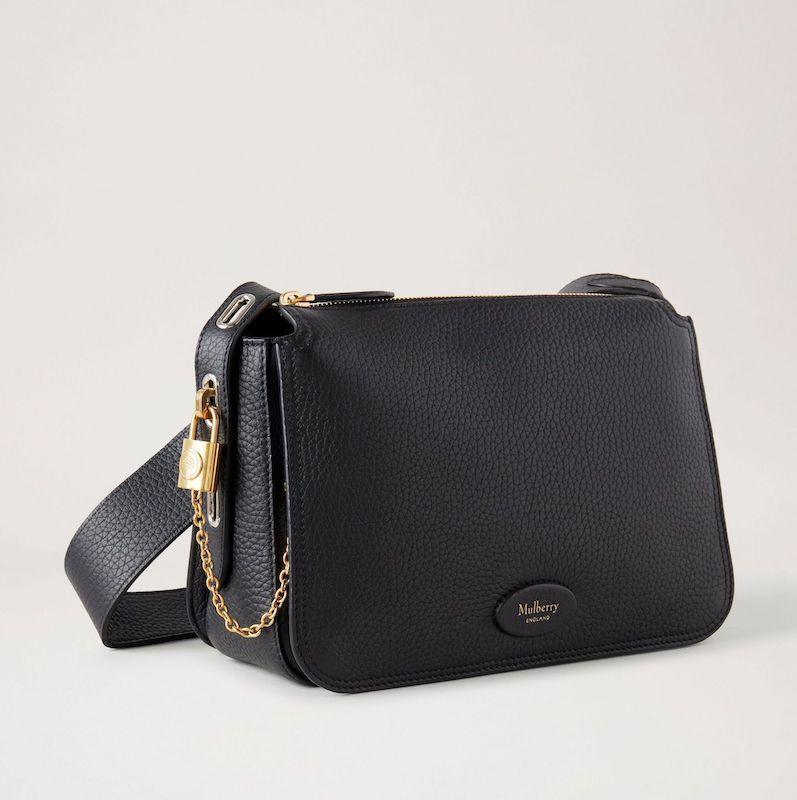 Mulberry Tas Billie Small Classic Grain Black toont een zwarte schoudertas van reliëfleer met gouden details, model hh8301205a100.