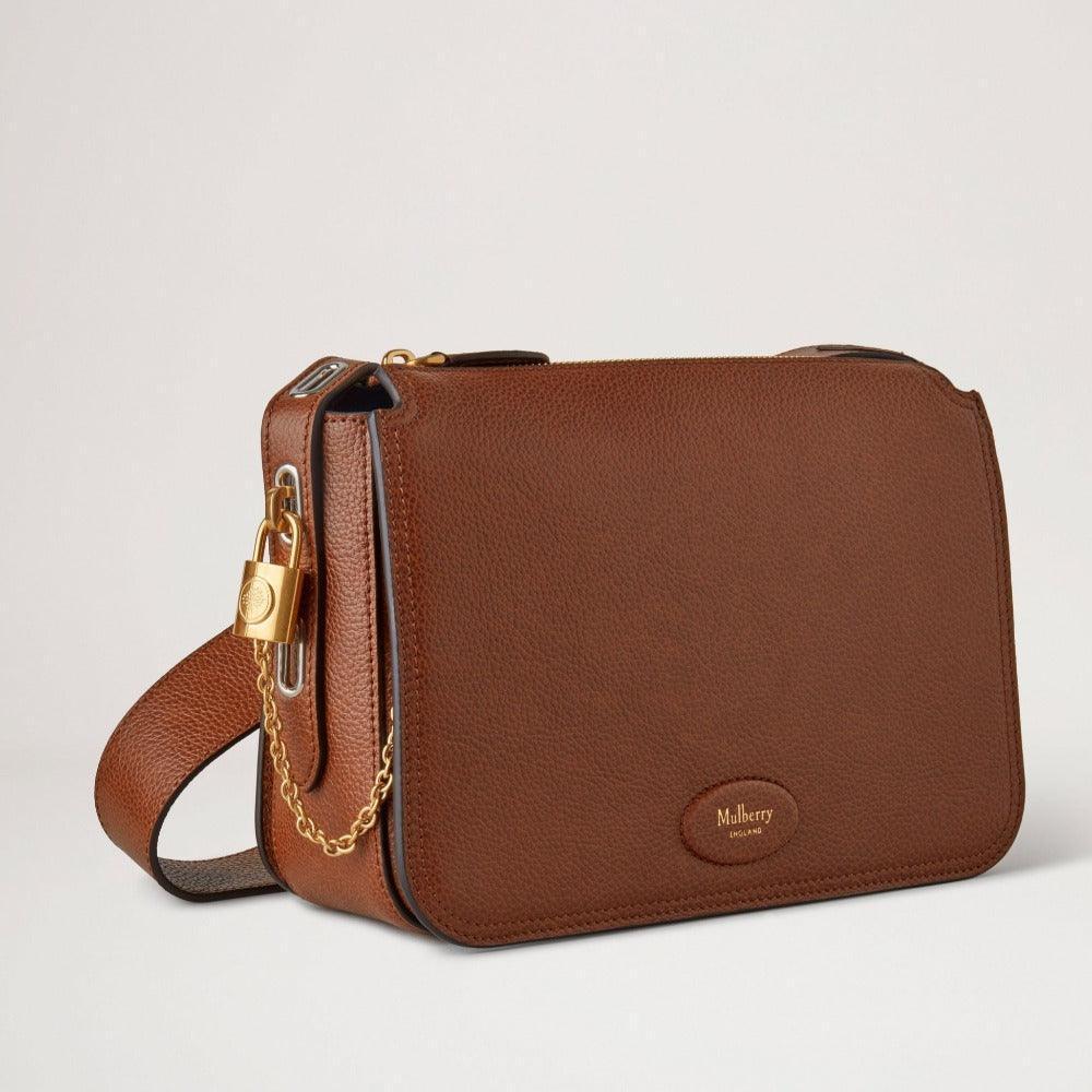 Mulberry Tas Billie Small Classic Grain Oak in bruin leer met goudkleurige ketting en hangslot. ModelHH8998552G110