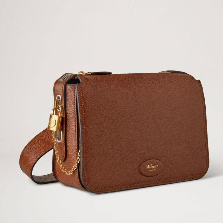 Mulberry Tas Billie Small Classic Grain Oak in bruin leer met goudkleurige ketting en hangslot. ModelHH8998552G110