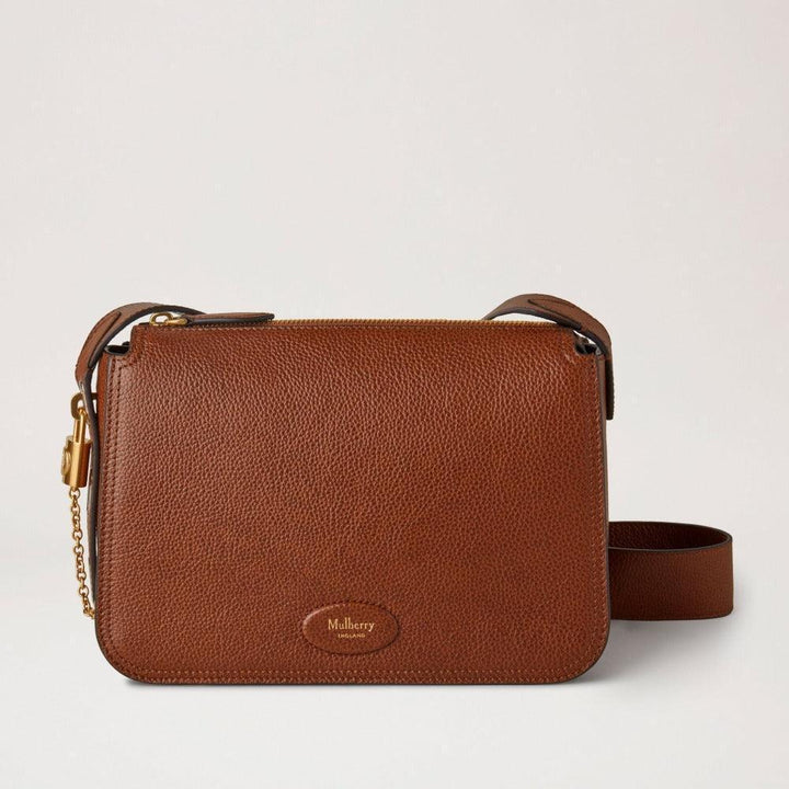 Mulberry Tas Billie Small Classic Grain Oak in bruin reliëfleer met schouderband en gouden details. ModelHH8998552G110.