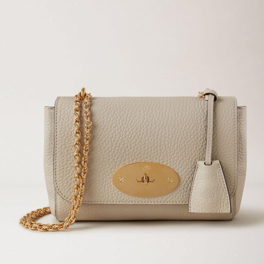 Mulberry zak Lily Chalk Heavy Grain in licht leer met goudkleurige ketting en sluiting. ModelHH6950736W160.