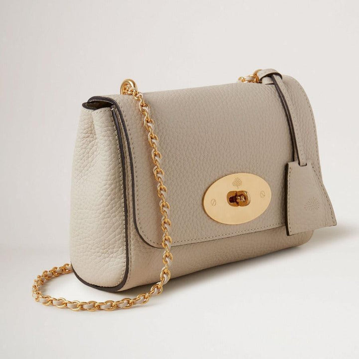 Mulberry Zak Lily Chalk Heavy Grain toont een elegante schoudertas in lichtgrijs, zwaar leer met gouden ketting. ModelHH6950736W160