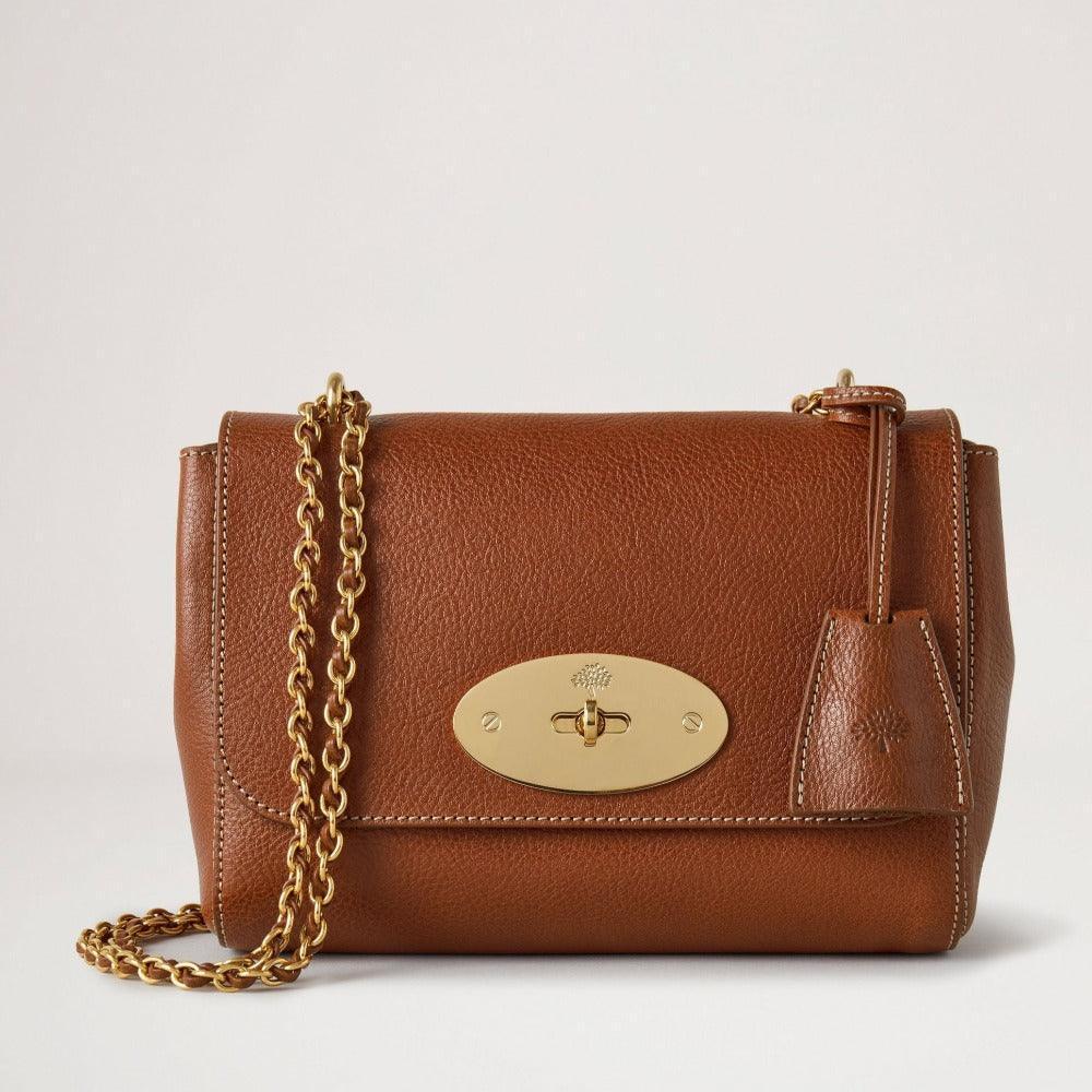 Mulberry Zak Lily erfenis NVT toont een bruinleren schoudertas met gouden ketting en gouden sluiting. ModelHH7945275G110