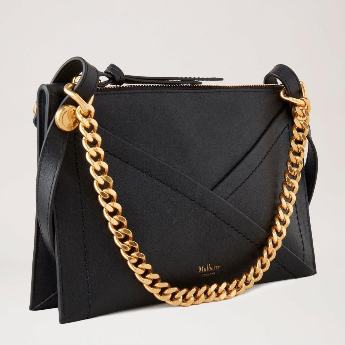Mulberry Bag M Pouch met ritssluiting mat glad kalfszwart in zwart leer met gouden kettingriem, model RL7703564A100.