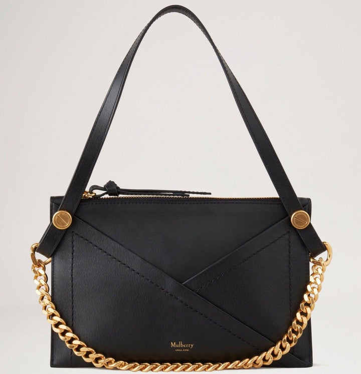 Mulberry Bag M Zakje met ritssluiting Mat Glad Kalfszwart gezien vanaf de voorkant met zwart leer, gouden ketting en discreet logo. ModelRL7703564A100.